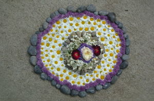 CIRCLE DAISIES STONE